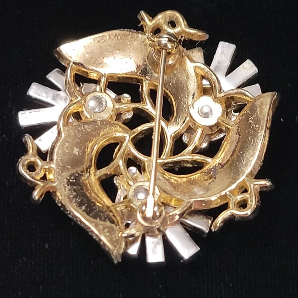 Vintage‎ TRIFARI Signed Philippe Gold Tone Leafy Clear Round Rhinestone Brooch